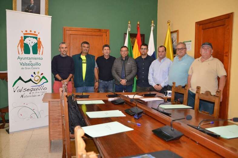 El alcalde con presidentes de clubes deportivos del municipio (Foto TA)